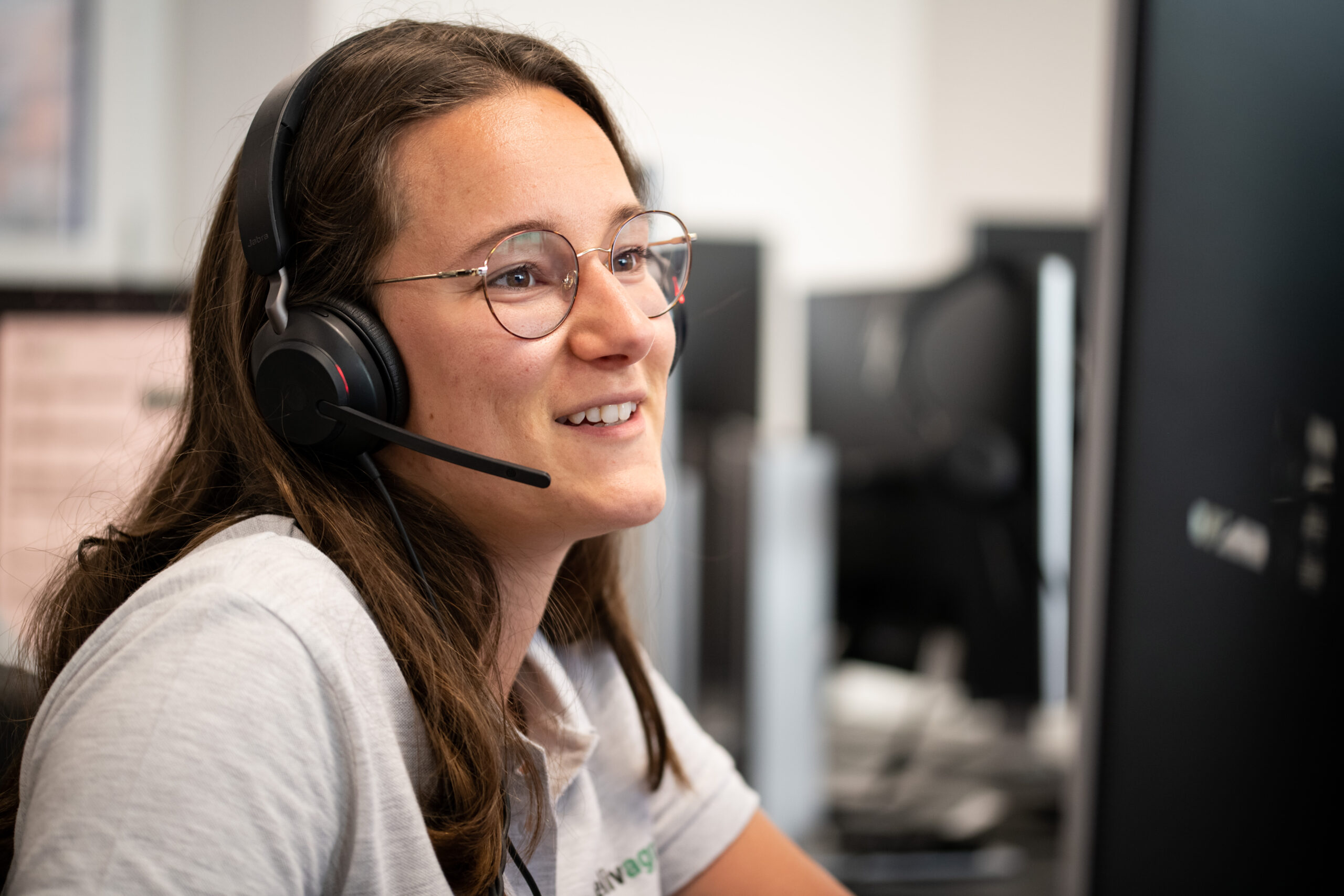 Centre d'appel, femme au téléphone