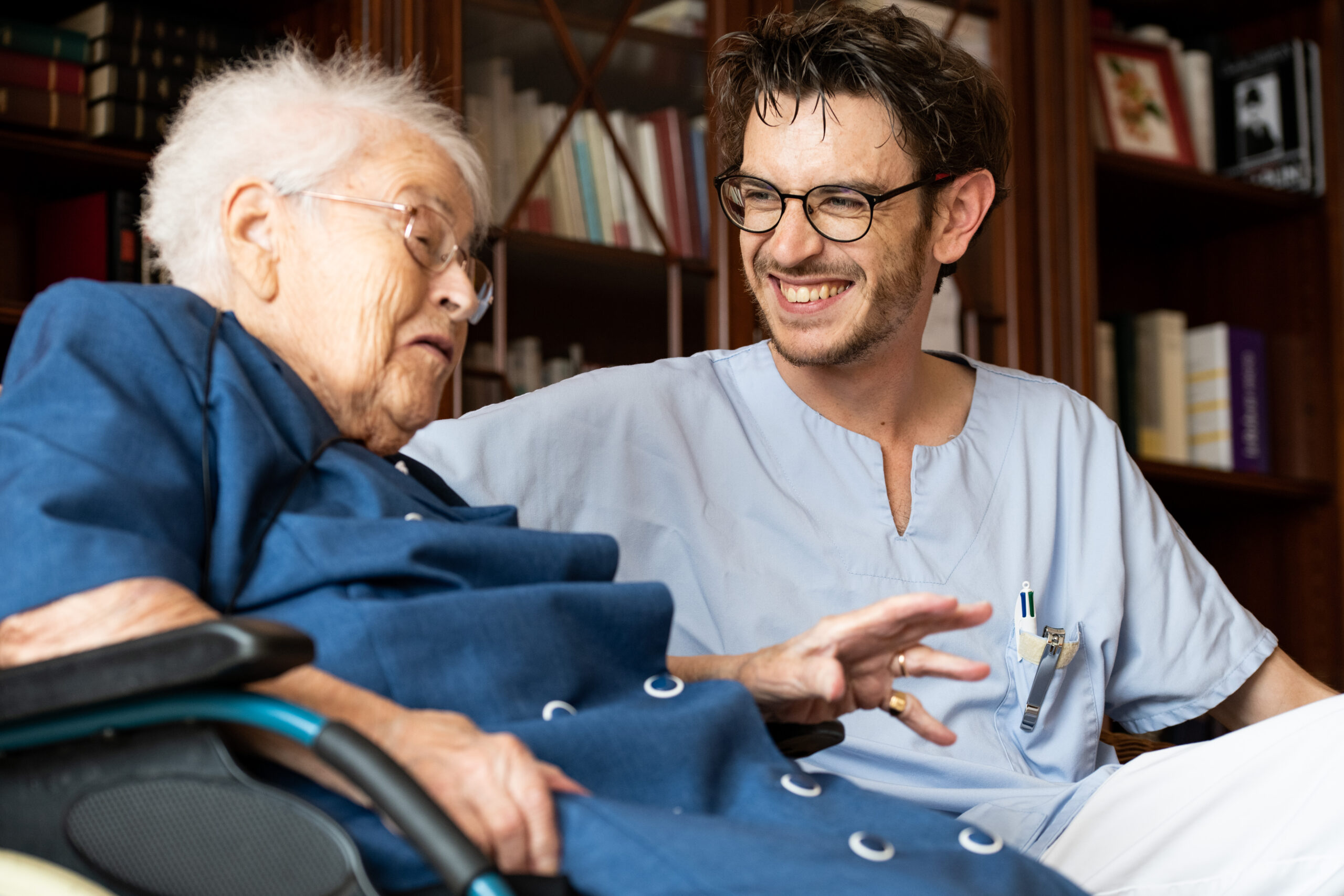 accompagnant personne âgée