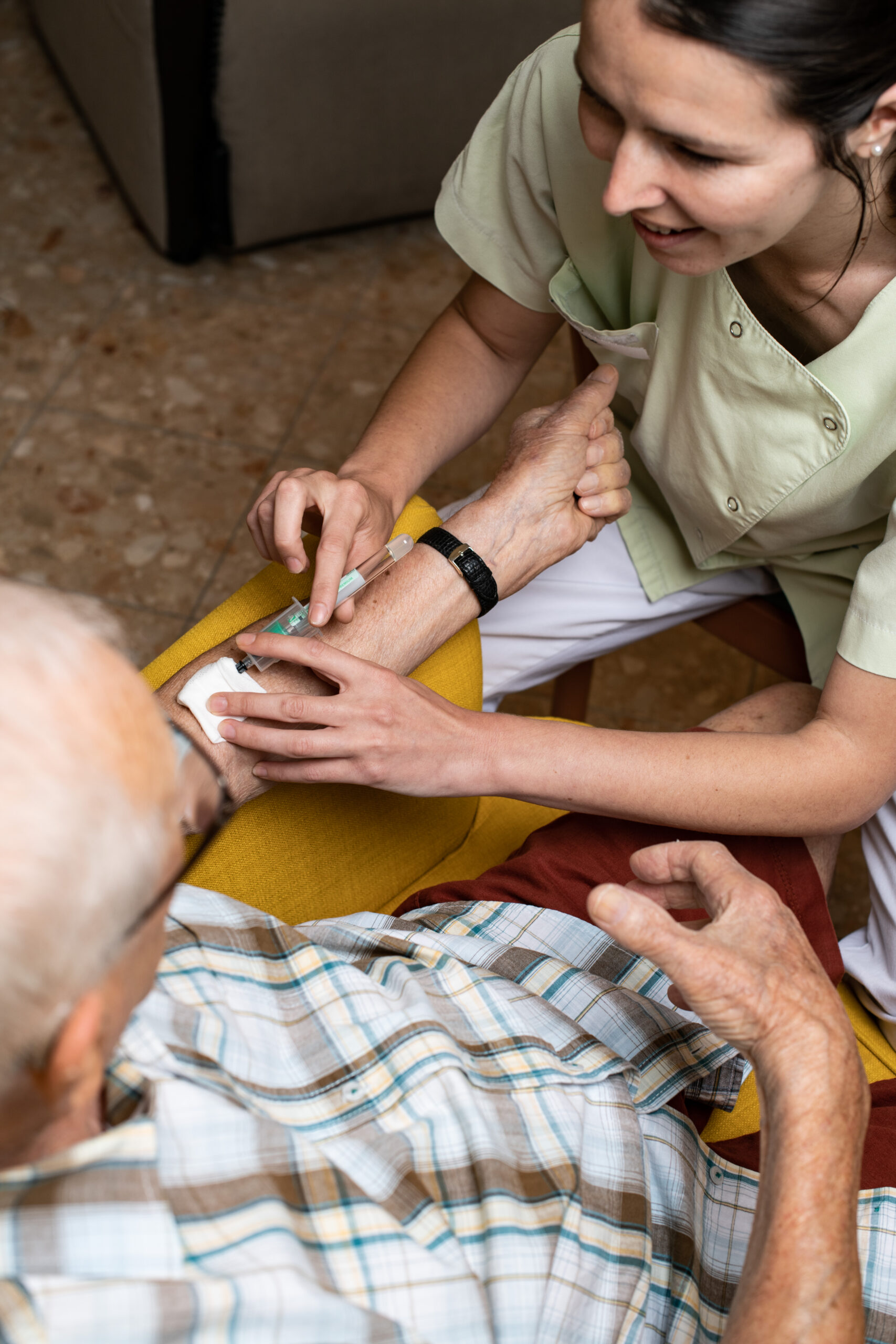 Infirmière qui pique un patient