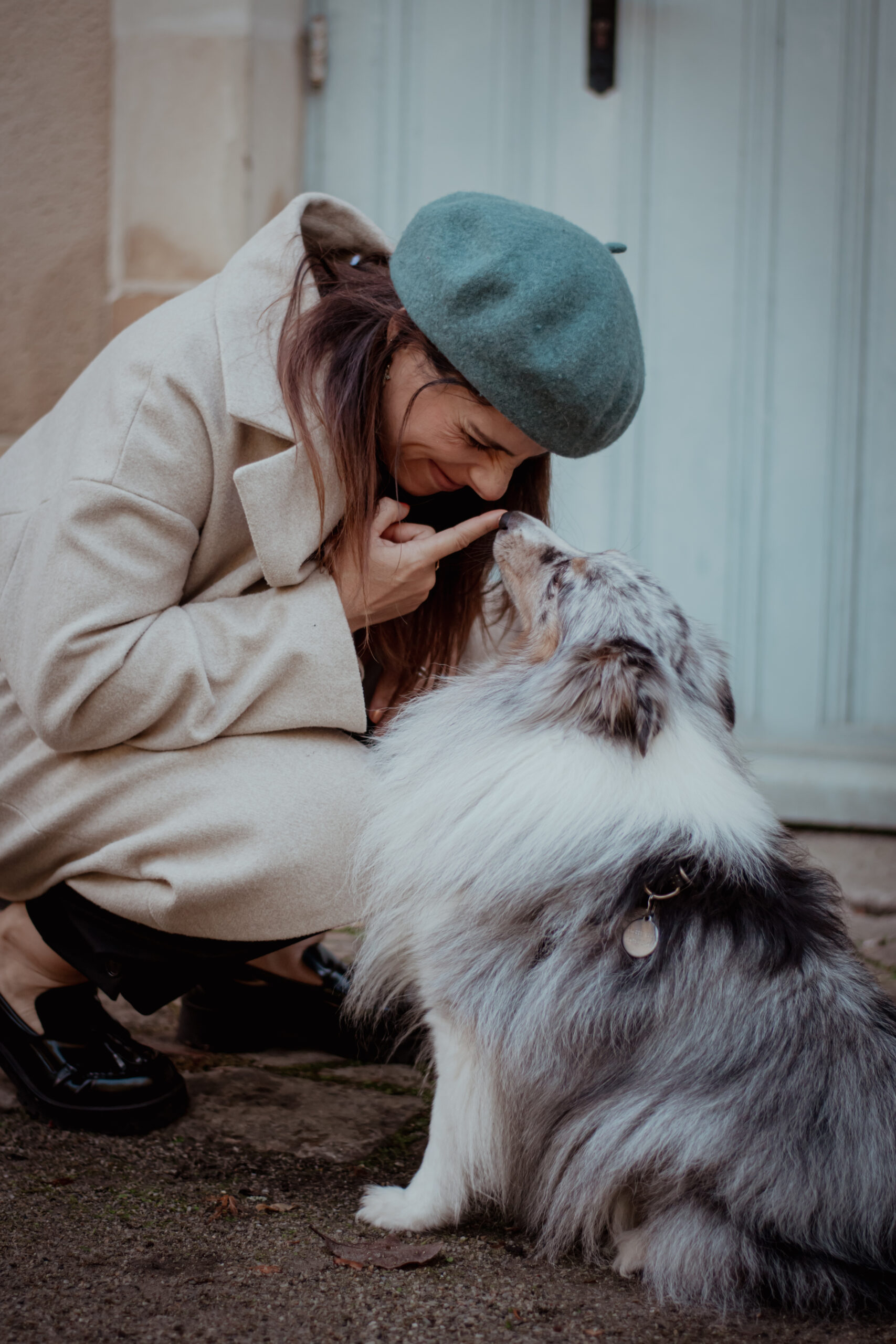 Femme et chien nez à nez