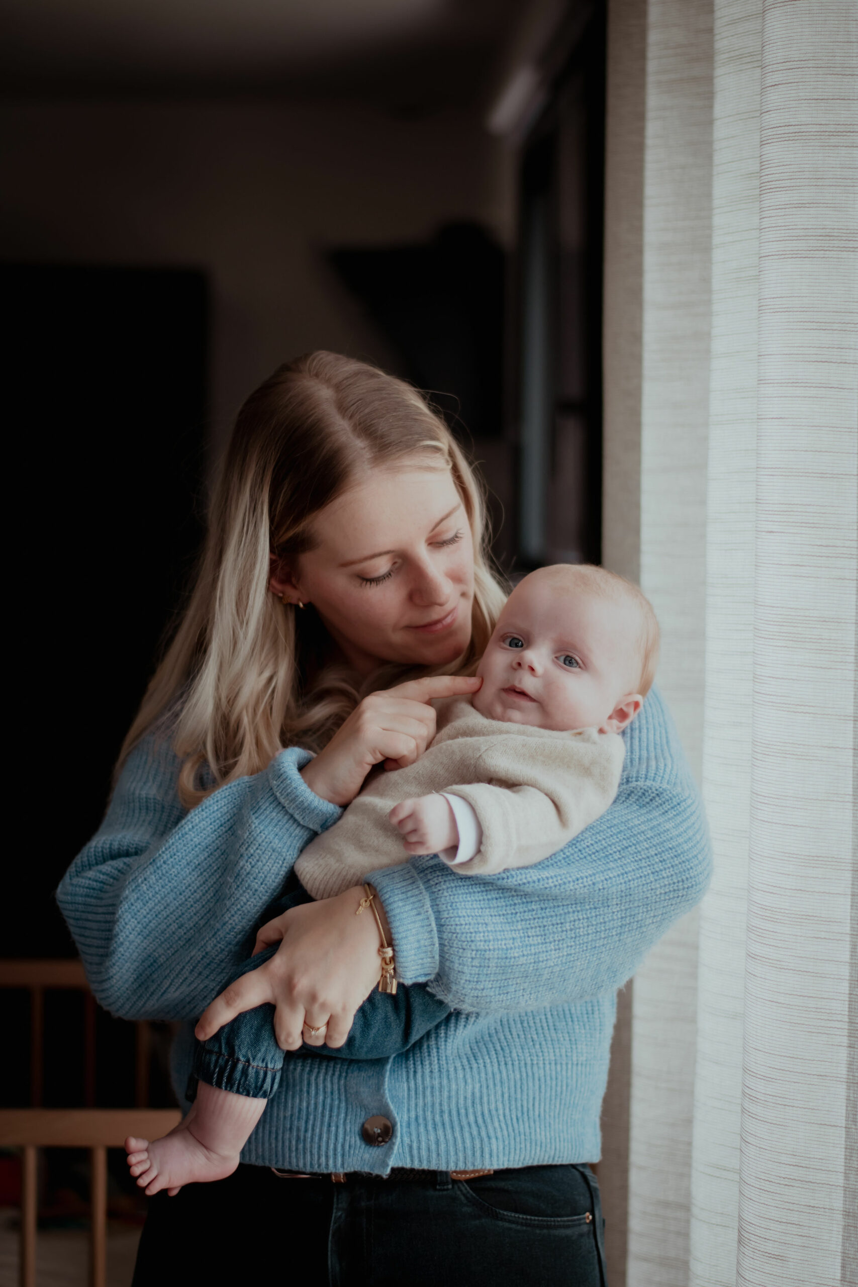 maman et son enfant dans les bras